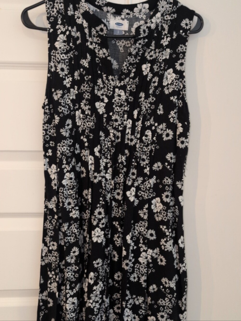 Old Navy Black and White Floral V-Neck Dress - Picture 2 of 8